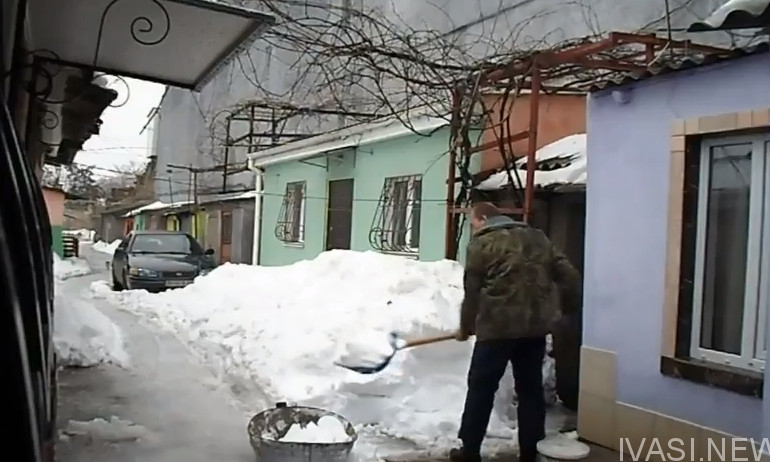 Одесситы убирают от снега узкий дворик на Молдаванке — сами