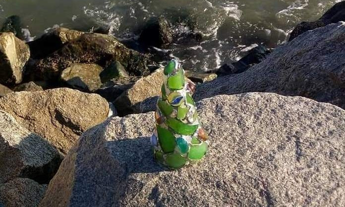 На пляже Одессы появилась стеклянная ёлочка