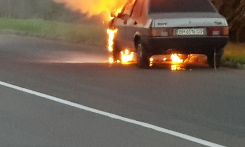 В районе Черноморска на ходу загорелась машина