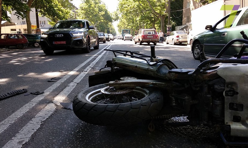 В Одессе автомобиль сбил мотоциклиста и скрылся с места происшествия (ФОТО)