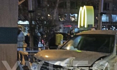 В Одессе водитель влетел в МакДональдс и сбил девушку 