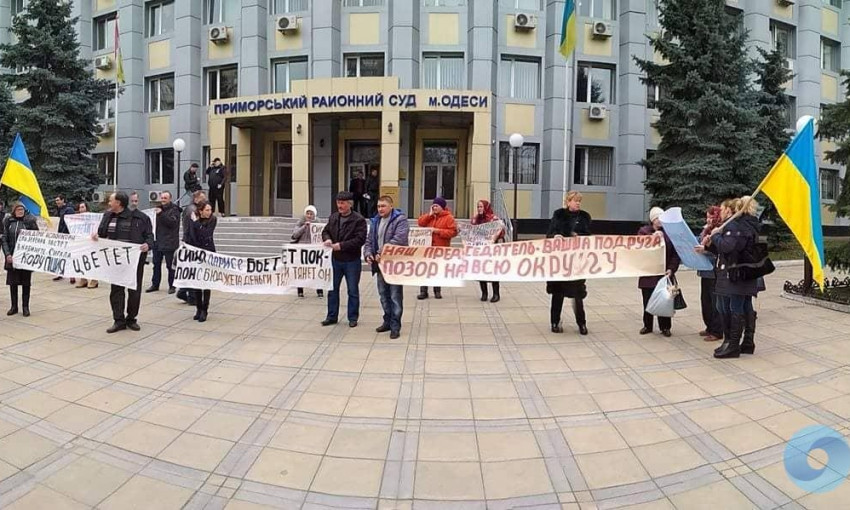 «Коррупционеры, когда вы нажрётесь?»: митинг под Приморским судом Одессы