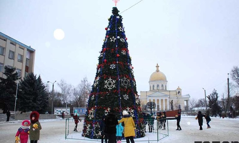 В Болграде зажгли главную ёлку города
