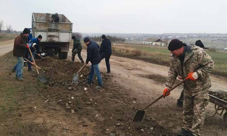 Дорога своими руками? - Жители Одесчины уже умеют и так (фото)