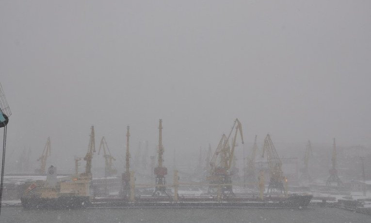 Деятельность трёх морпортов региона ограничил туман