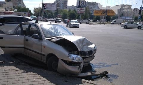Сокрушительная авария на жилмассиве Котовского: автомобиль остался без колеса