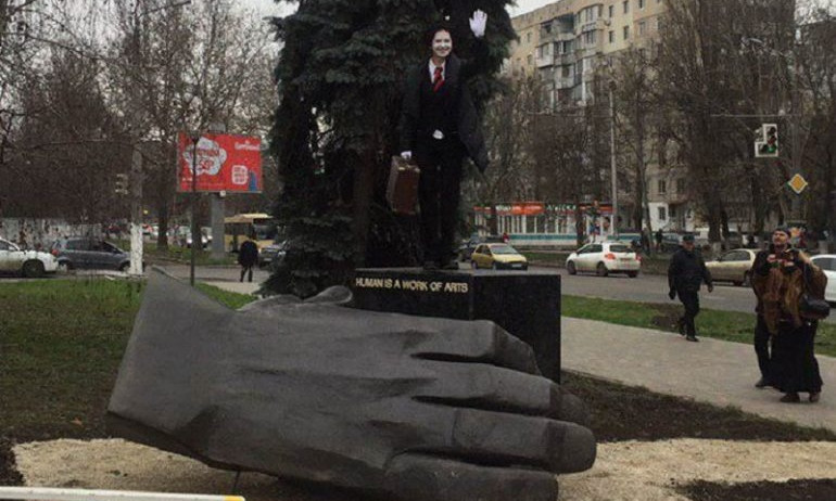 В Одессе поставили памятник... вам 
