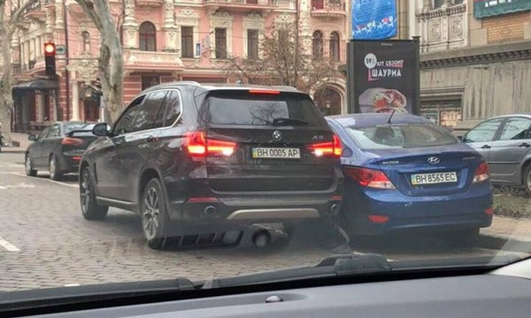 В центре Одессы джип протаранил автомобили и скрылся (ФОТО)