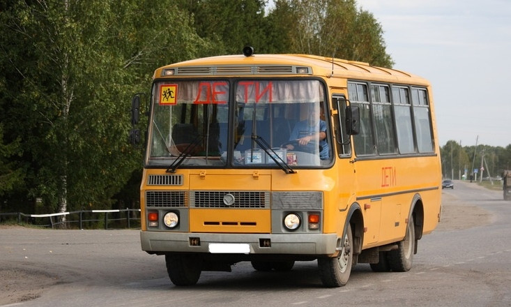 "Неужели жизнь наших детей ничего не стоит?": в сеть попало видео как школьный автобус везёт детей в Лиманском районе