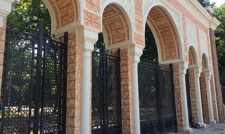 На входах в Преображенский парк появились ворота в мавританском стиле