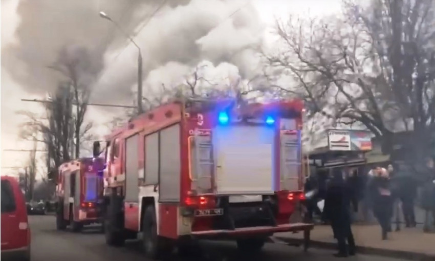 В центре Одессы горят магазины - дым видно со всех концов города (видео)