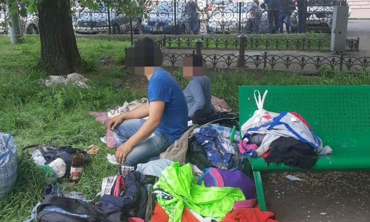 Одесса: в сквере у Ж/Д вокзала поселилась семья с грудничком