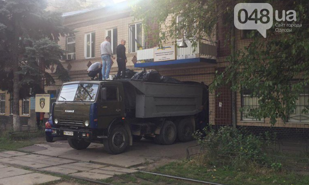 К отделению полиции в Одессу привезли КамАЗ конопли