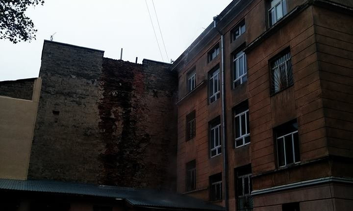Одессит сфотографировал кипяток, льющийся с крыши школы №121