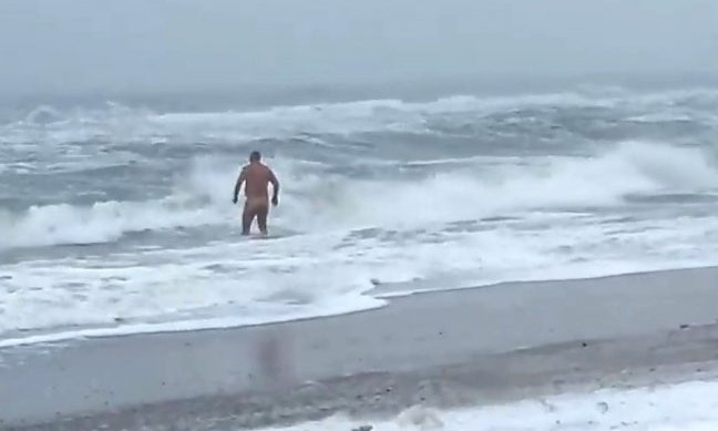В Одессе замечены «моржи», купающиеся в море в шторм