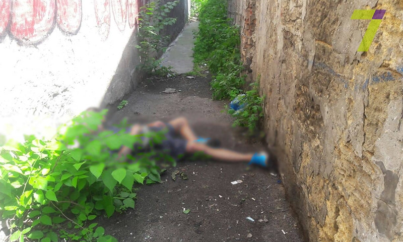 Во дворе Одесской школы №16 обнаружили труп мужчины