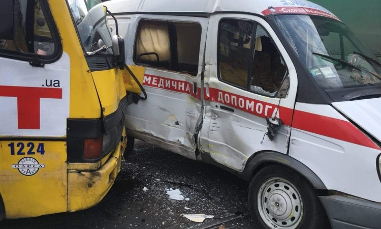 В Одессе столкнулись маршрутка и карета скорой помощи