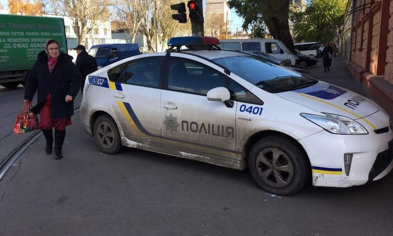 В Одессе патрульные паркуются прямо на тротуаре