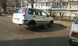 Этой ночью в Одессе: в Малиновском районе разбили и разули машину