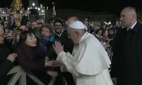 Папа римский Франциск ударил женщину по руке, но потом извинился 