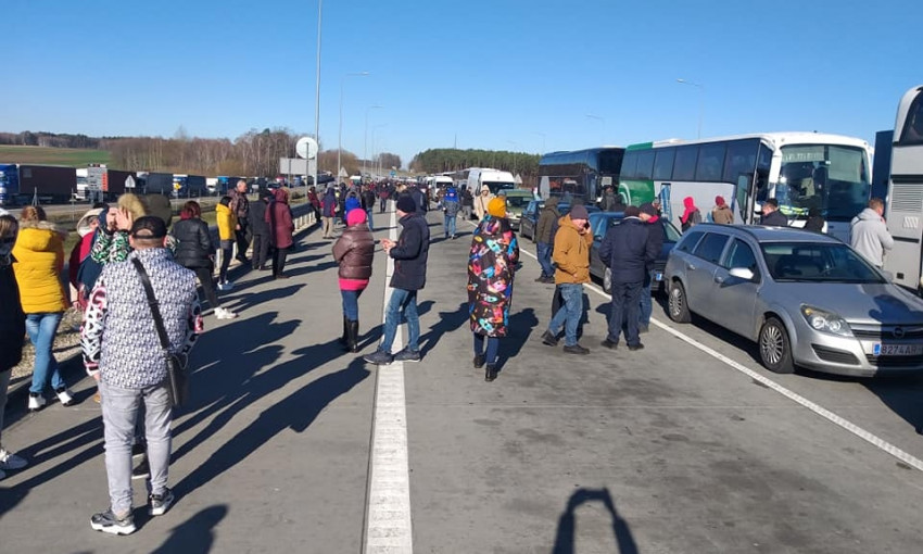 Украинские граждане толпятся в огромных очередях на пропускных пунктах