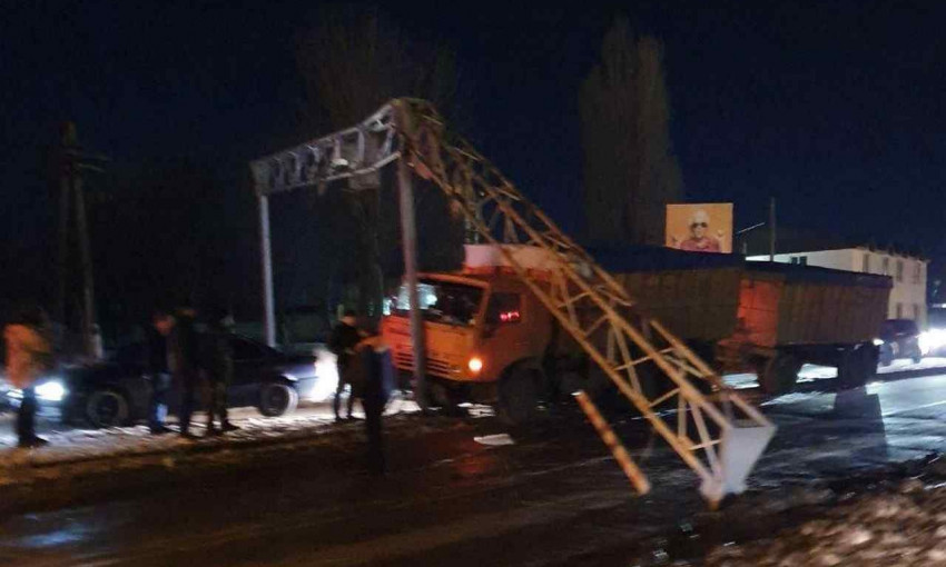 В Одесской области грузовик врезался в ограничитель высоты перед мостом 
