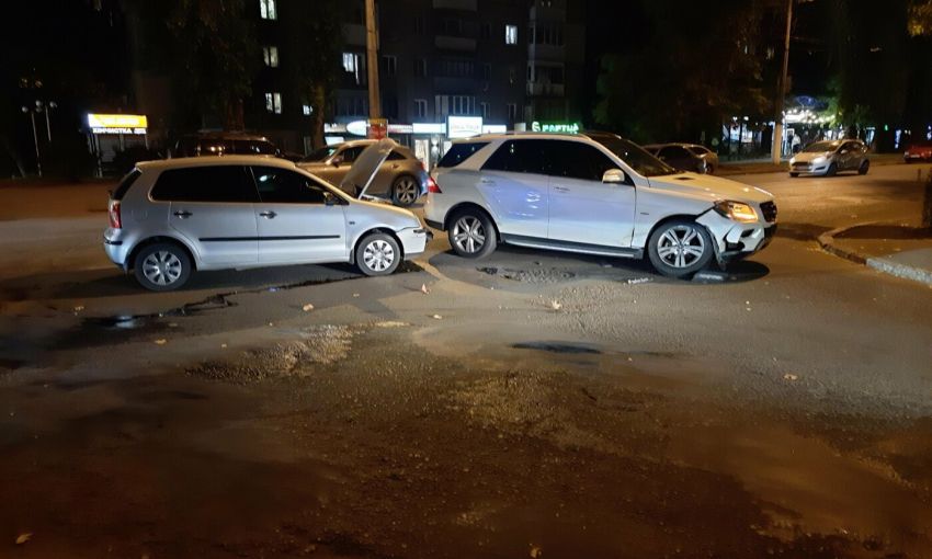ДТП в Приморском районе Одессы: Mercedes и Volkswagen не смогли поделить дорогу