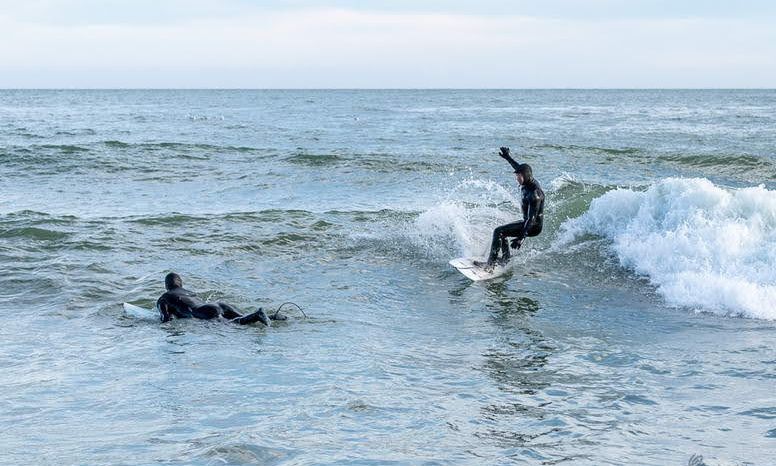 Одесские серфингисты «оседлали» штормовые волны на Аркадии (Фото)