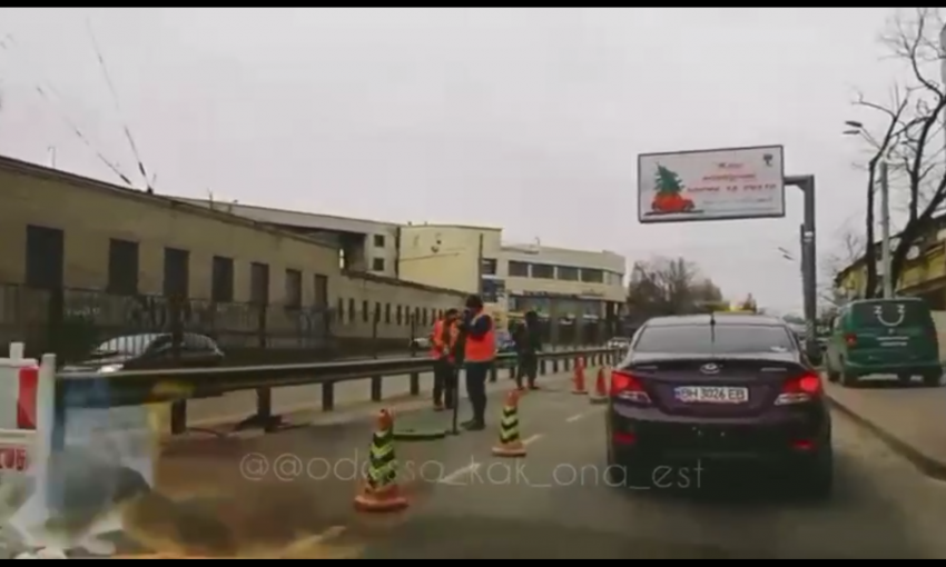На Среднефонтанской начался ремонт, который усложнил движение в сторону центра (Видео)