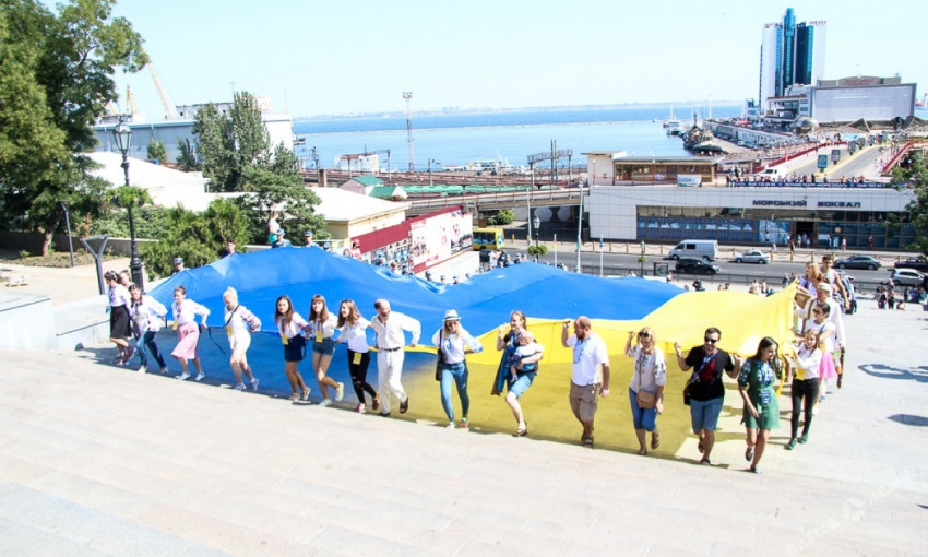 На Потёмкинской лестнице растянули 27-метровый флаг Украины