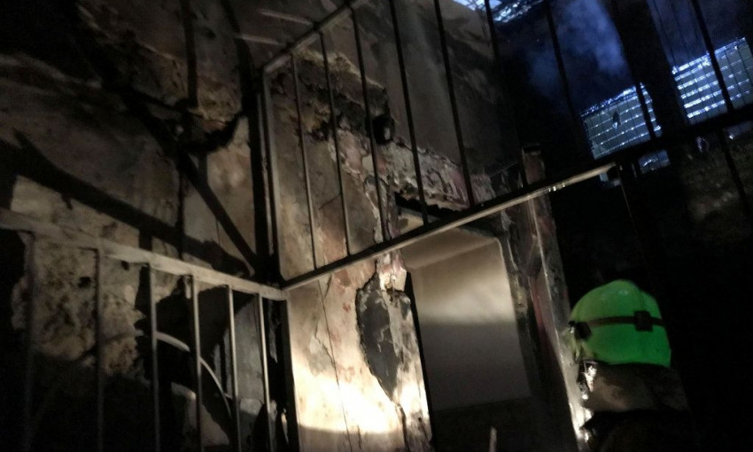 Из горящего на Софиевской здания спасатели эвакуировали 15 человек