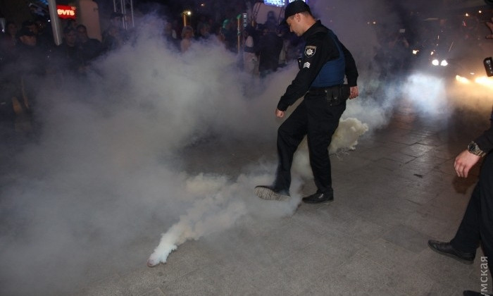 В Аркадии протестуют против Лободы: петарды, дымовые шашки и потасовка