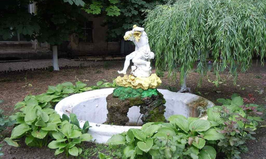 В Одессе отреставрируют старинный фонтан "Мальчик на черепахе"