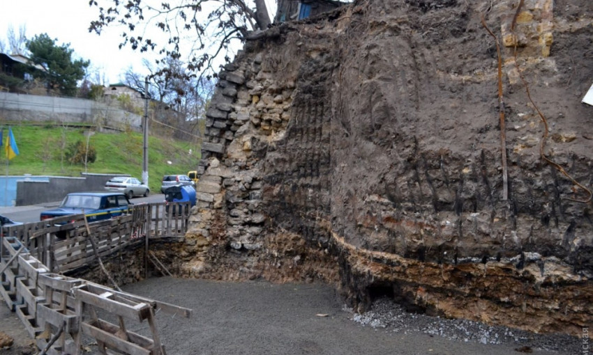 Одесситы боятся за свои дома: в Ломаном переулке неизвестные срезали кусок старинной подпорной стены