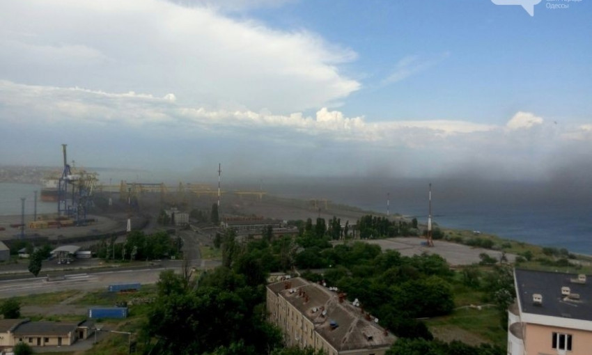 Черноморск накрыло ядовитой пылью (фото)