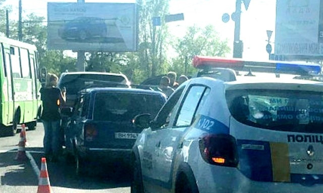 В Одессе на одном перекрестке не разминулись сразу пять авто (фото)