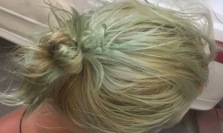 Испорченный отдых: две девушки блондинки искупались в бассейне и их волосы позеленели