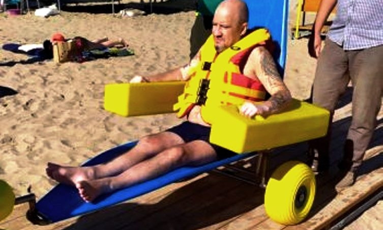 Черноморск сделал Одессу - на пляже для маломобильных посетителей плавучие коляски
