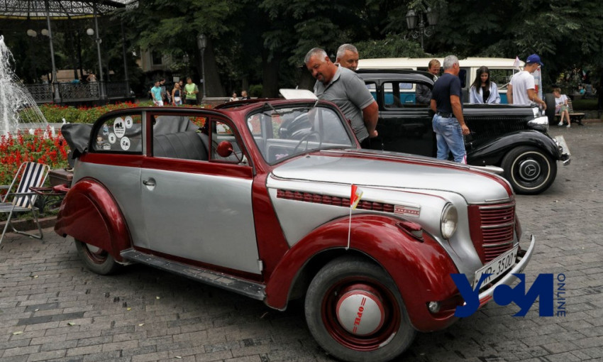 В Горсаду проходит выставка ретроавтомобилей 