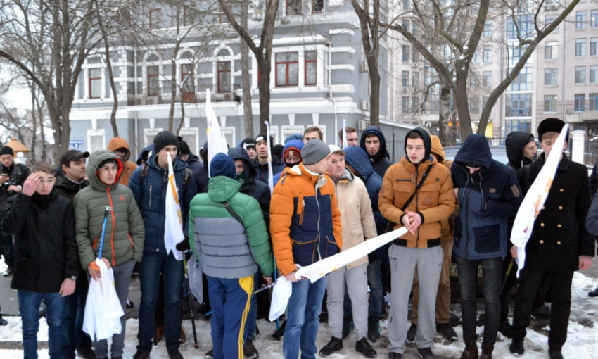 Полицейские отпустили задержанных у памятника Неизвестному матросу в Одессе
