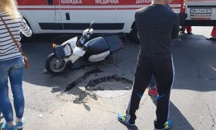В центре Одессы автомобиль сбил мопедиста