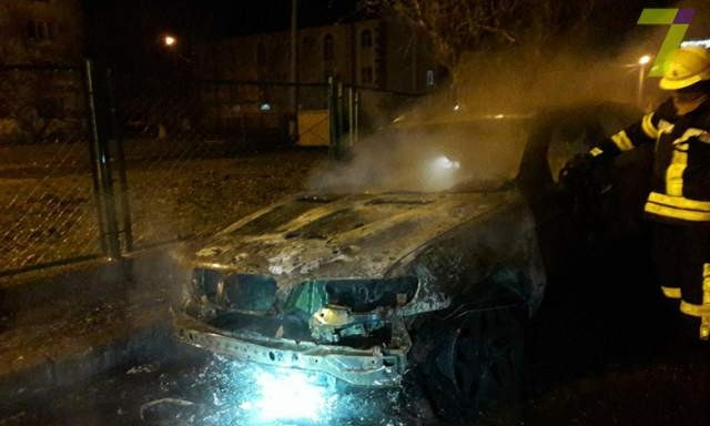 На Таирова полностью выгорел BMW X5 на еврономерах (ФОТО)
