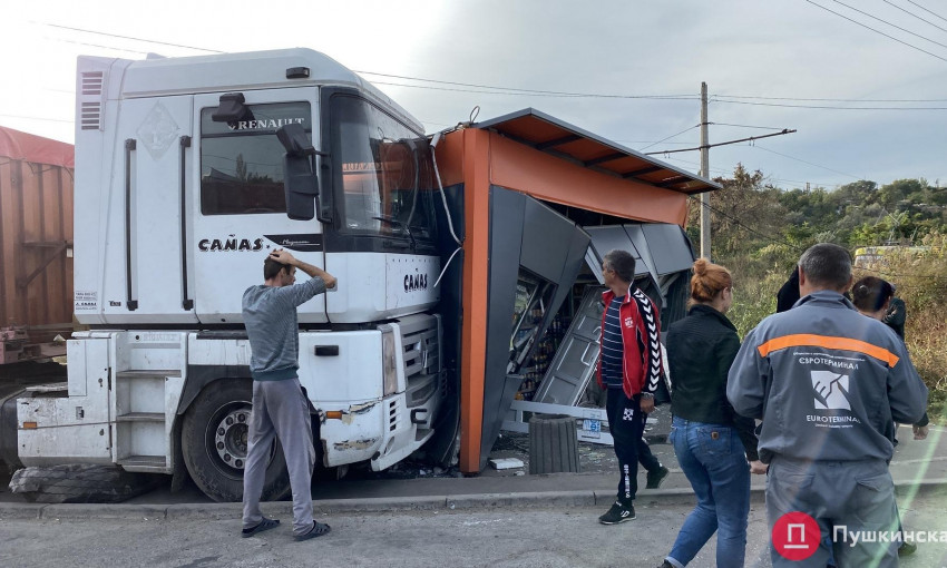 В Одессе фура въехала в магазин – МАФ практически разрушен, трамваи не ходят 
