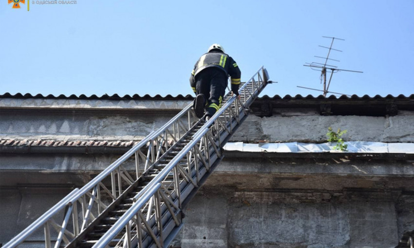 В Одессе тушили пожар в жилом доме – из здания вывели 10 человек  