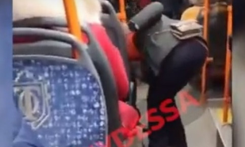 Нетрезвые одесситки подрались в троллейбусе 