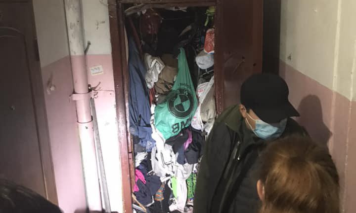 Таирова: из завалов мусора спасли пенсионерку (ФОТО)