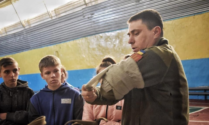 Одесские бойцы готовят школьников к «Соколу»
