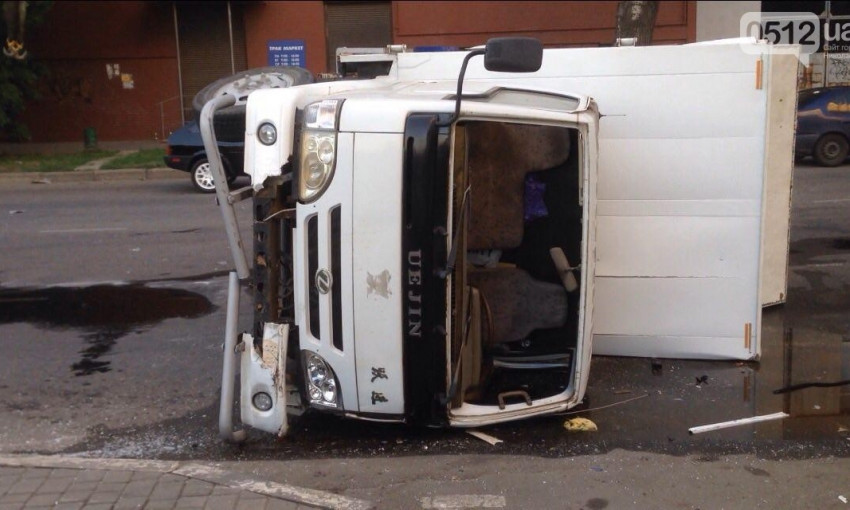 На трассе Одесса-Николаев авария: перевернулся грузовик, погиб пассажир легкового автомобиля