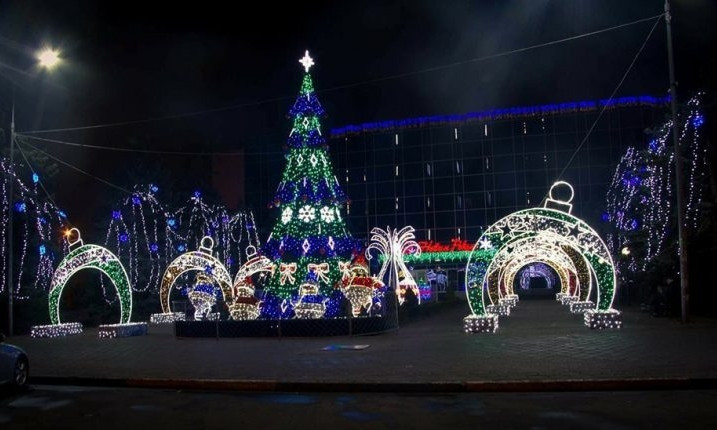 Как выглядят новогодние ёлки в разных точках Одесской области