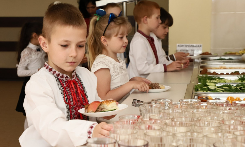 В Одессе еще одна школа перешла на питание по системе «шведский стол»